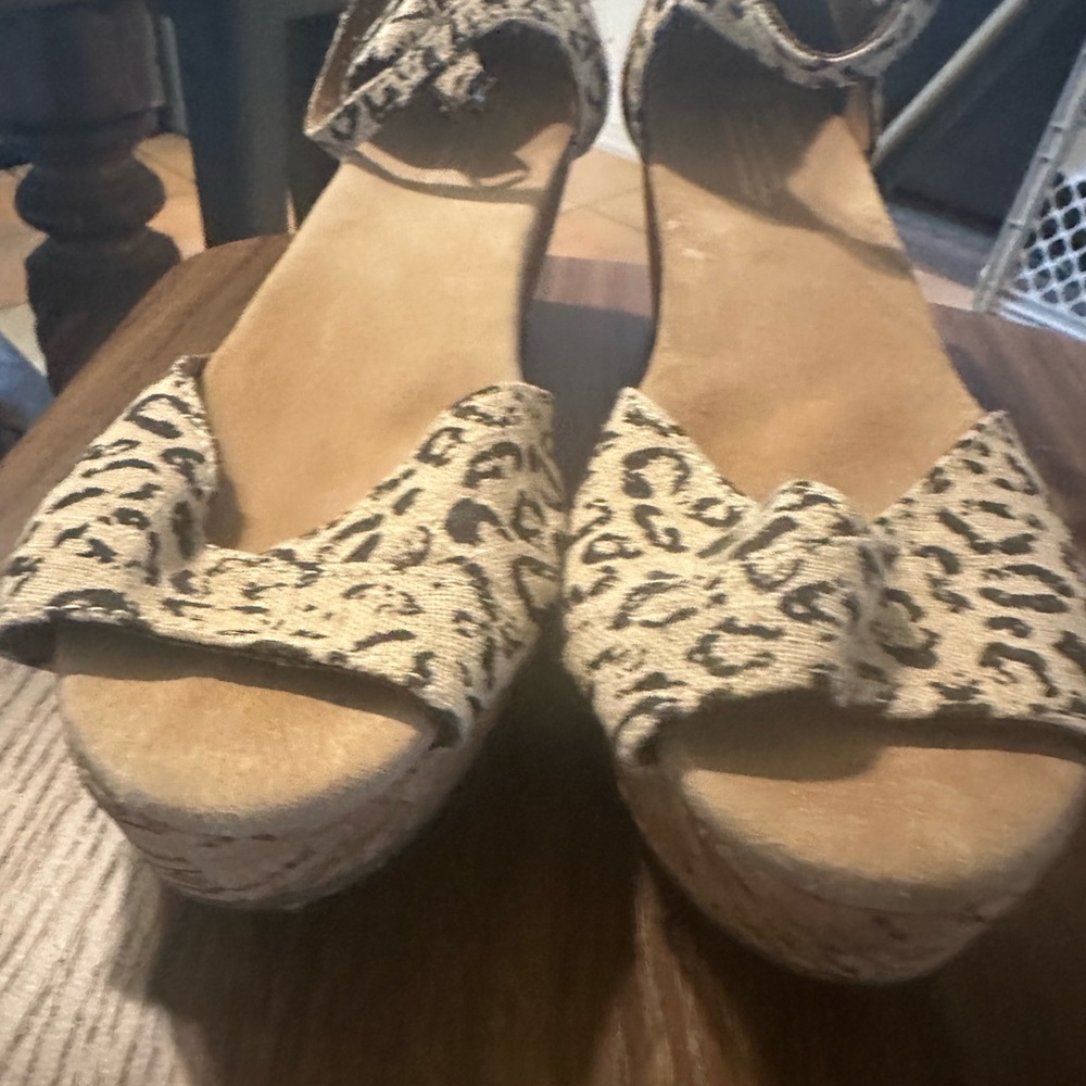 Toms Tan and Black Espadrilles with Bold Design